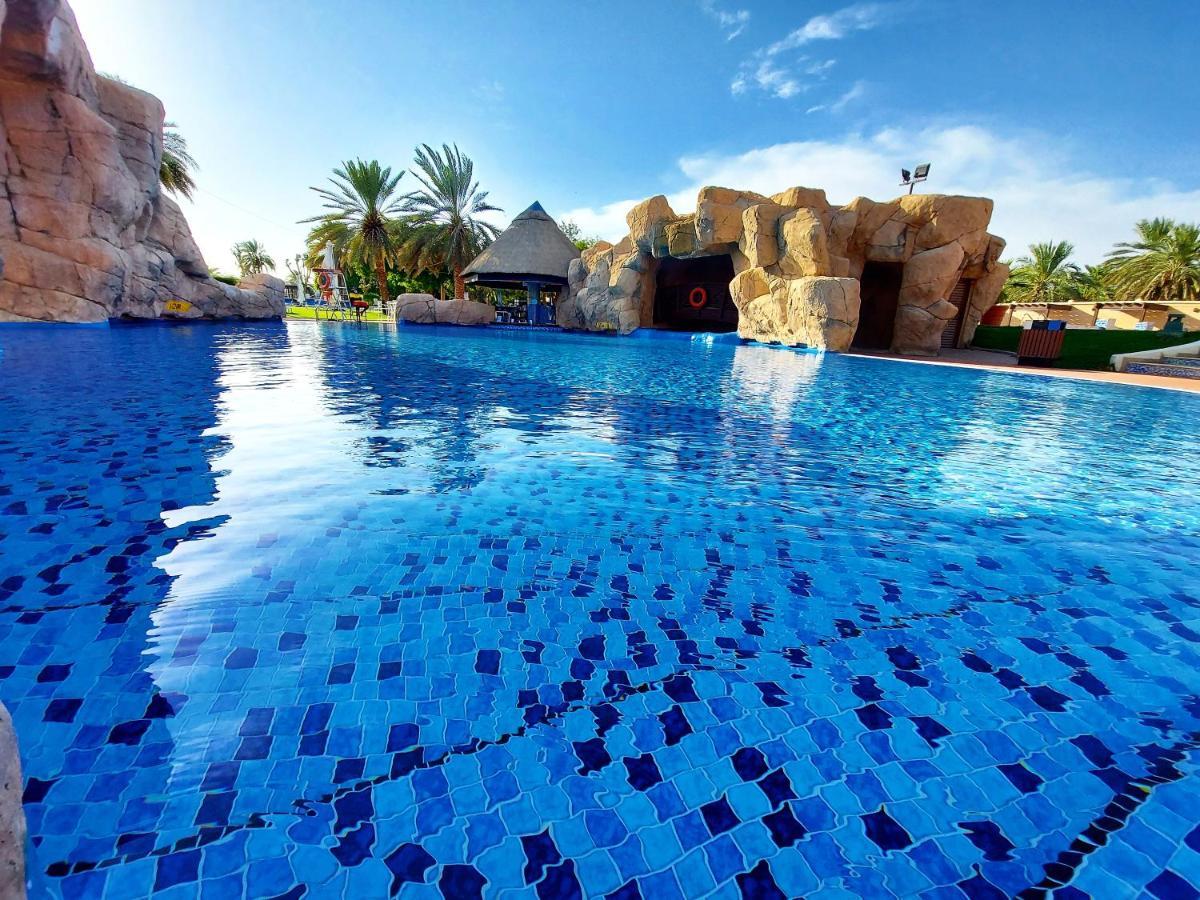 Danat Al Ain Resort Ngoại thất bức ảnh The swimming pool at the Atlantis Waterpark