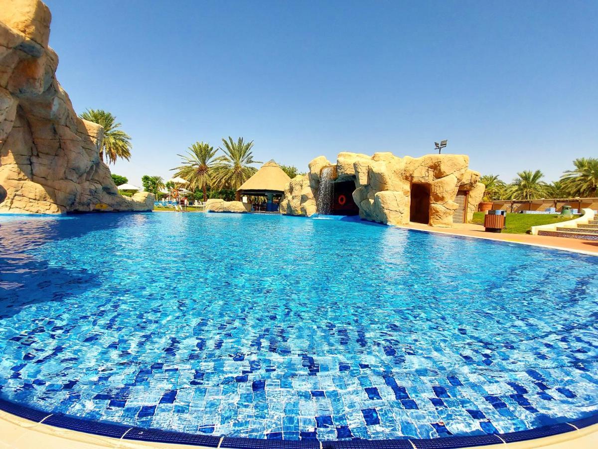 Danat Al Ain Resort Ngoại thất bức ảnh The swimming pool at the resort