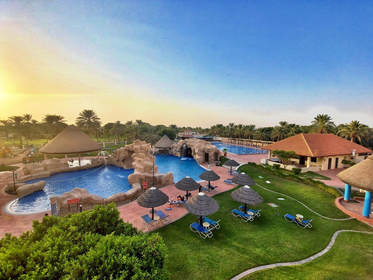 Danat Al Ain Resort Ngoại thất bức ảnh The resort's pool area
