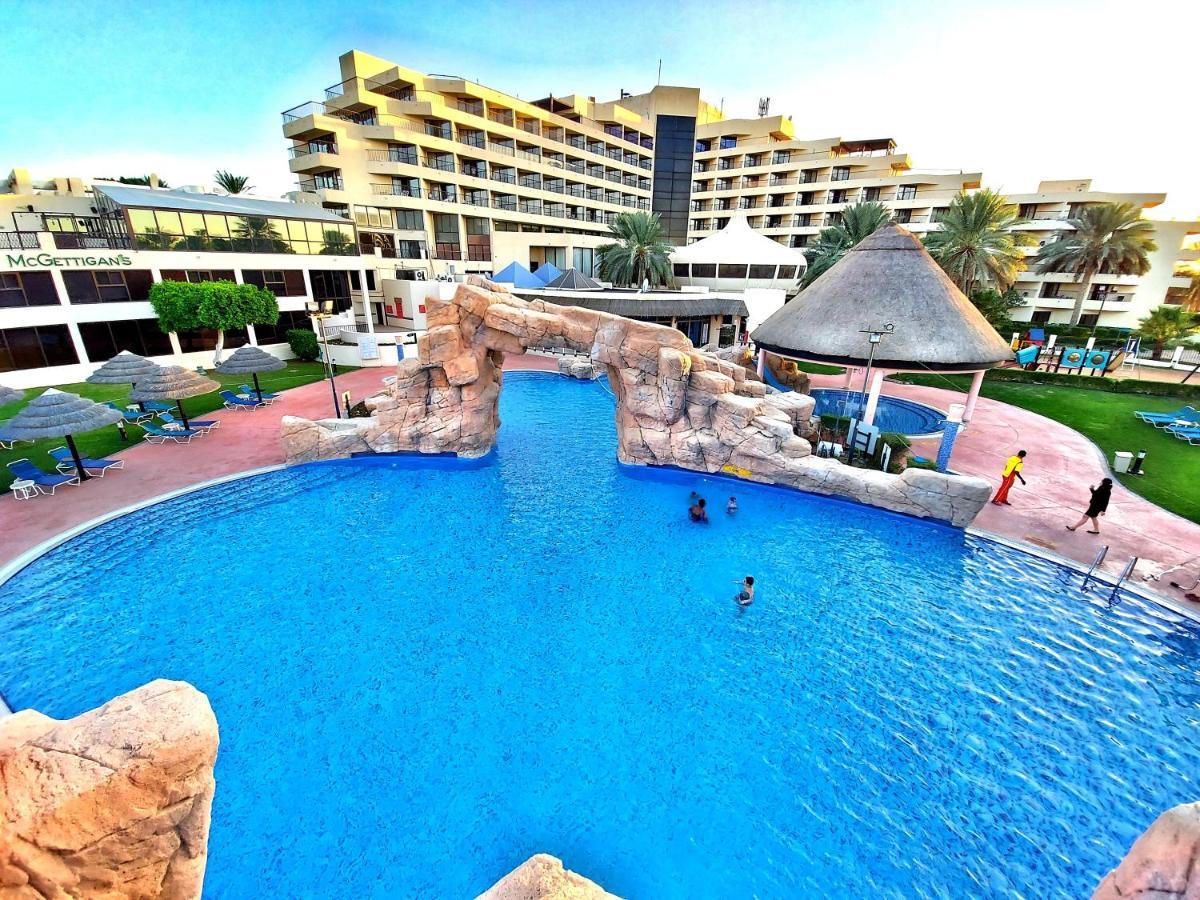 Danat Al Ain Resort Ngoại thất bức ảnh The swimming pool at the hotel