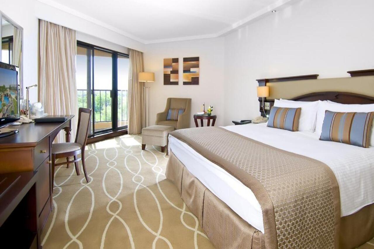 Danat Al Ain Resort Ngoại thất bức ảnh A room at the Jumeirah Creekside