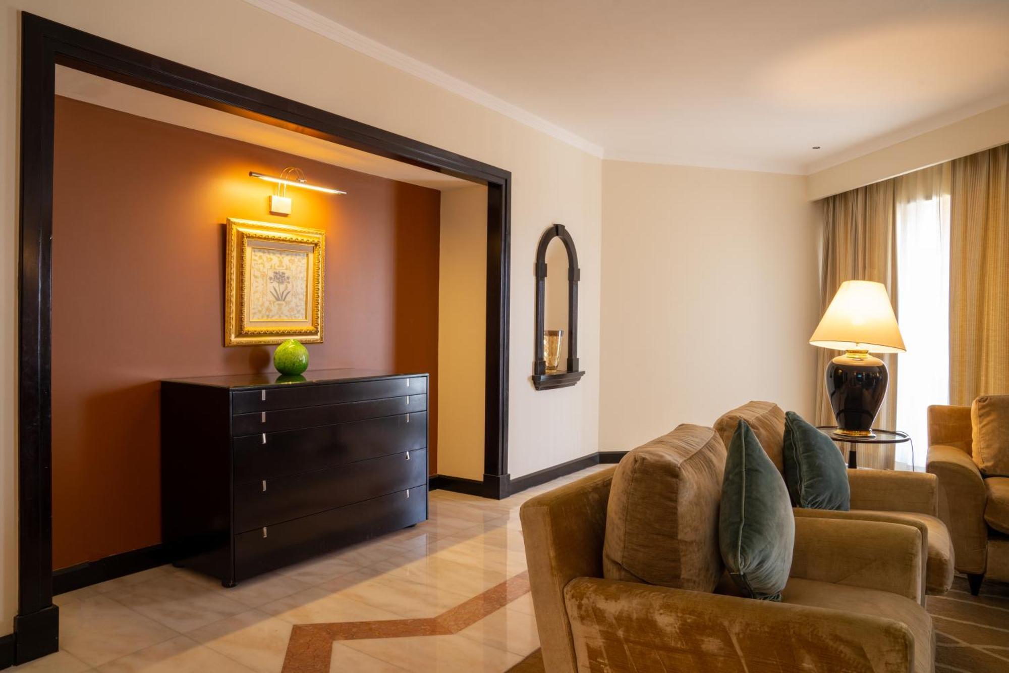 Danat Al Ain Resort Ngoại thất bức ảnh A suite at the Taj Mahal Palace, Mumbai