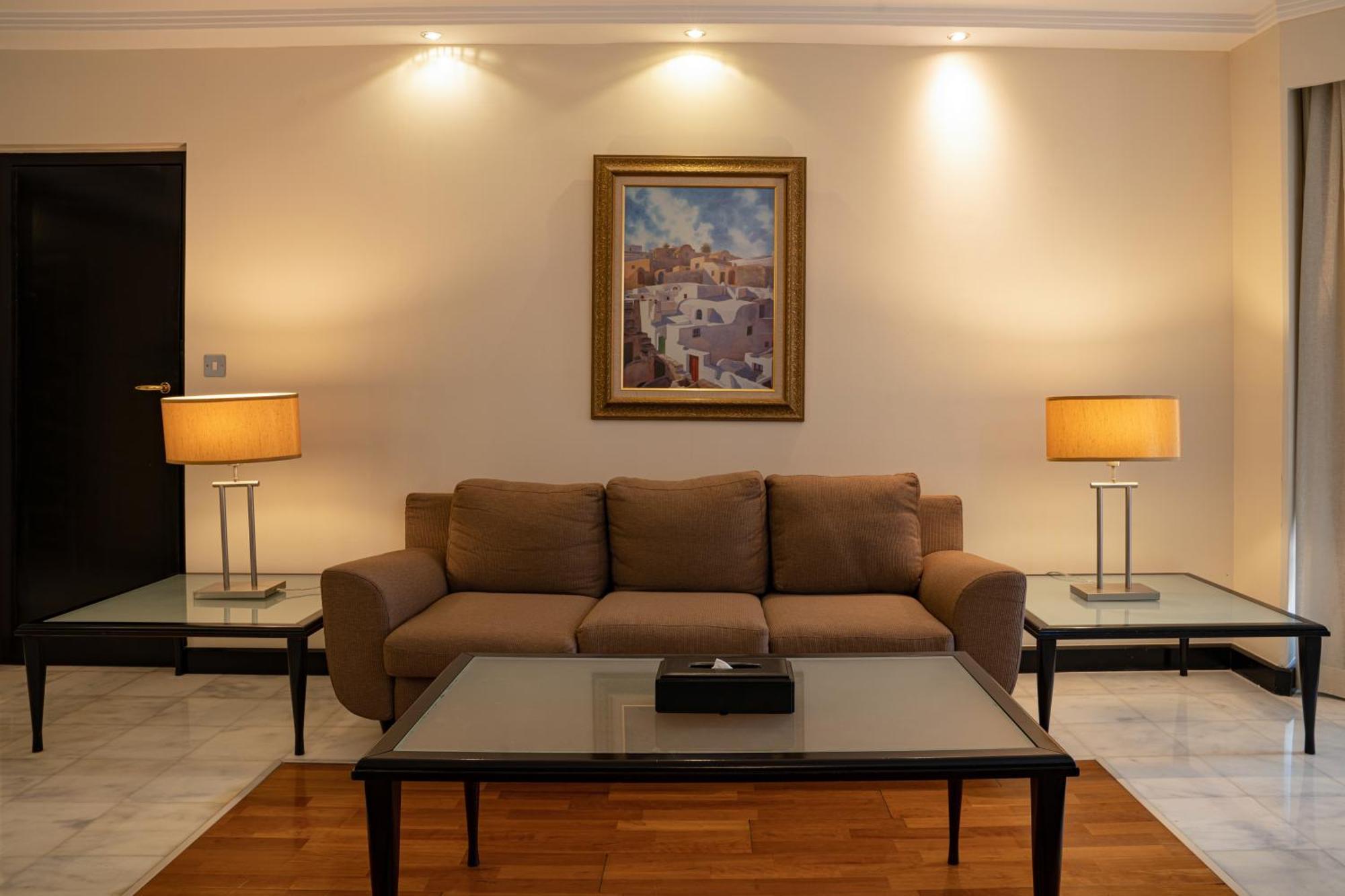 Danat Al Ain Resort Ngoại thất bức ảnh A living room with a sofa