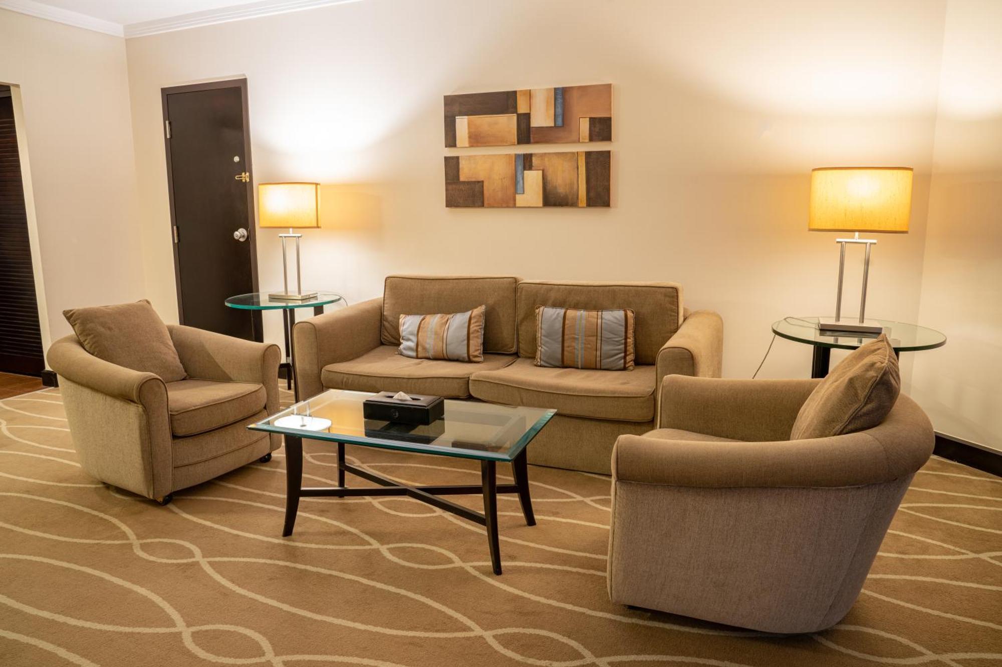 Danat Al Ain Resort Ngoại thất bức ảnh A living room in a suite at the Fairmont