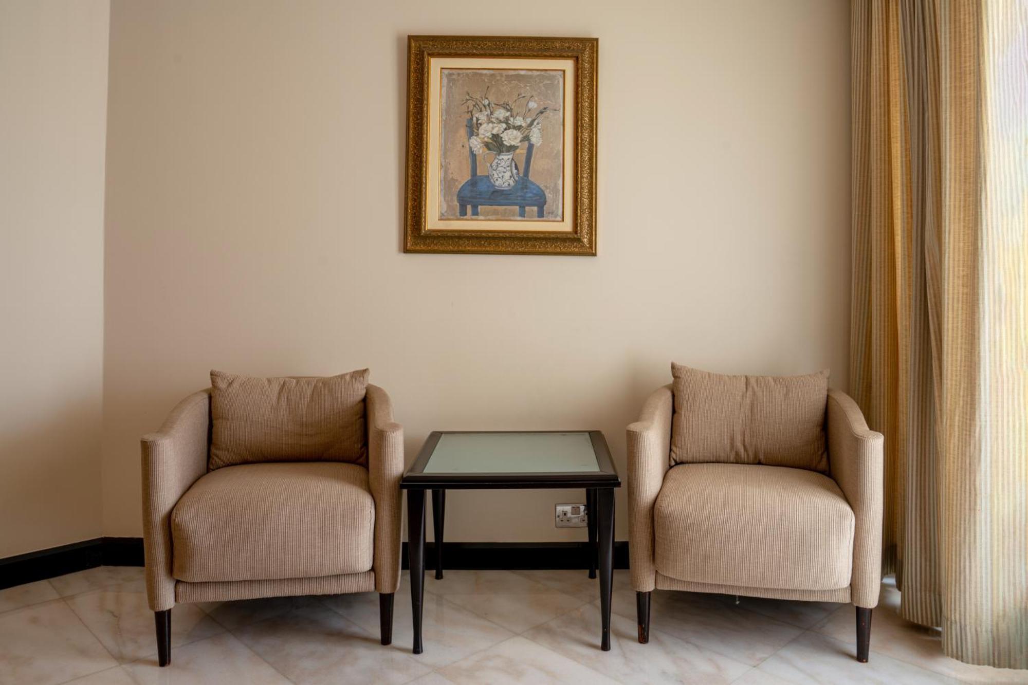 Danat Al Ain Resort Ngoại thất bức ảnh Two club chairs