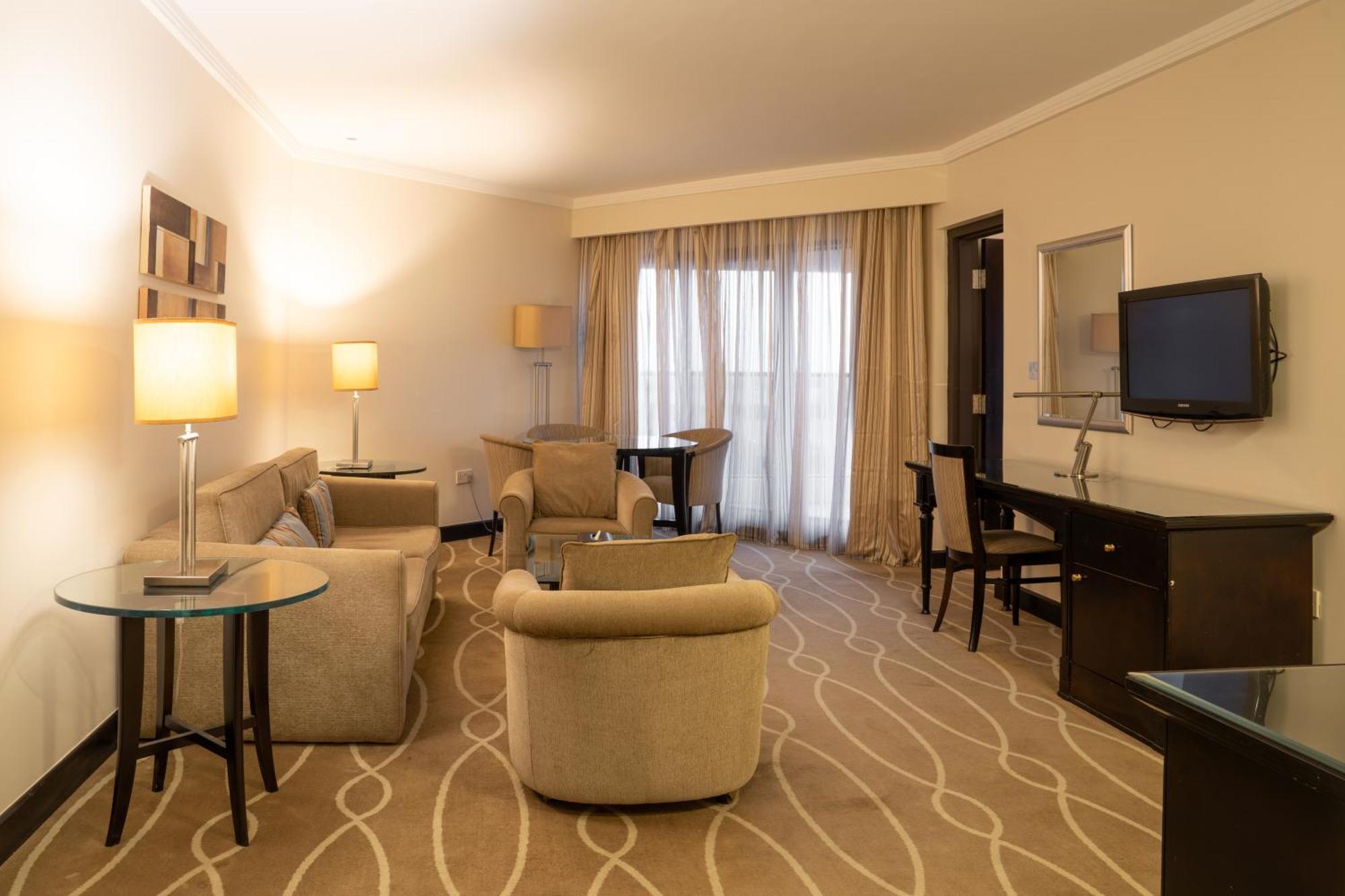 Danat Al Ain Resort Ngoại thất bức ảnh A suite at the hotel