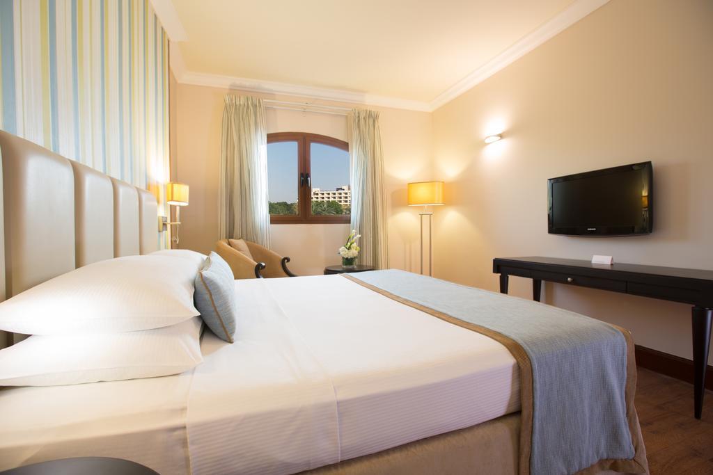 Danat Al Ain Resort Ngoại thất bức ảnh A room at the hotel