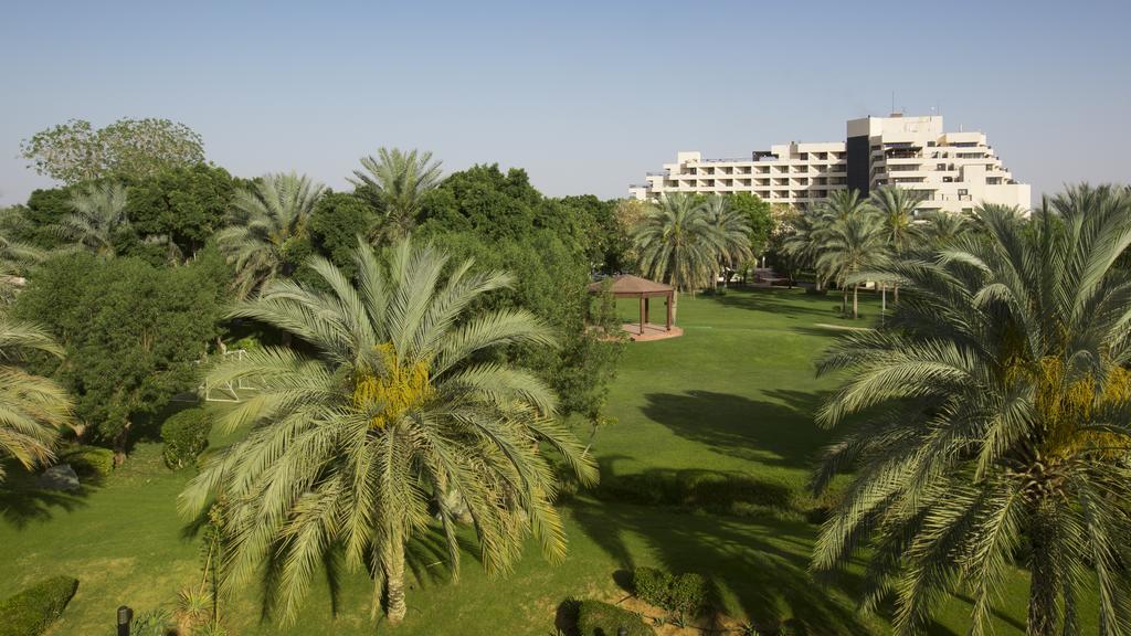 Danat Al Ain Resort Ngoại thất bức ảnh The green of the 18th hole