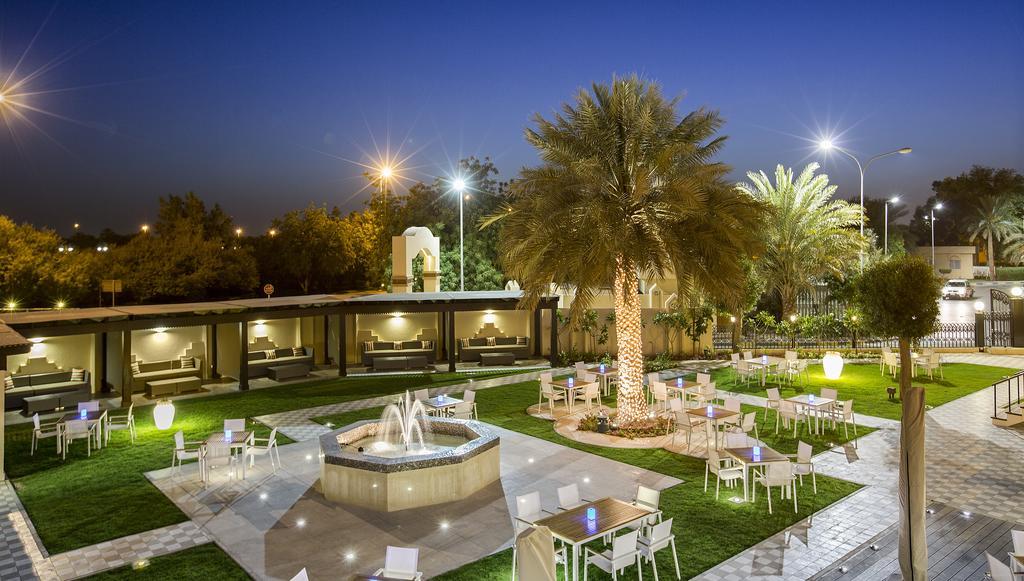 Danat Al Ain Resort Ngoại thất bức ảnh The park at night