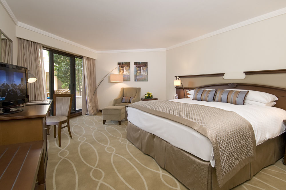 Danat Al Ain Resort Ngoại thất bức ảnh A guest room at the Four Seasons Hotel